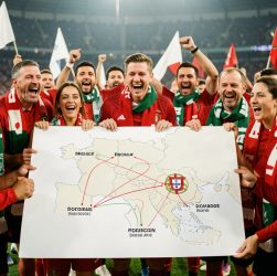 Supporters et supportrices de football réunis autour d’une carte reliant le Maroc, le Portugal et l’Espagne dans une ambiance festive de Coupe du monde.