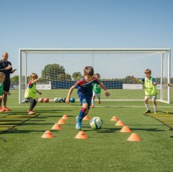 découvrez nos conseils pour bien choisir un stage de football adapté aux besoins et ambitions d'un jeune joueur, afin de maximiser son apprentissage et son plaisir sur le terrain.