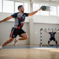 découvrez des conseils et techniques efficaces pour améliorer la puissance de votre tir au handball et gagner en performance sur le terrain.