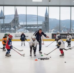 découvrez nos conseils pratiques pour débuter le hockey sur glace à clermont-ferrand, trouver des clubs, équipements et entraînements adaptés aux débutants.