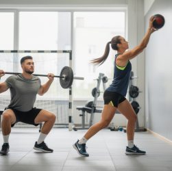 découvrez quels exercices de renforcement musculaire choisir pour améliorer vos performances au handball et prévenir les blessures.