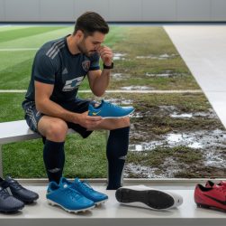 découvrez comment choisir vos chaussures de football selon le terrain : crampons adaptés au gazon naturel, synthétique ou aux surfaces indoor pour allier confort et adhérence.
