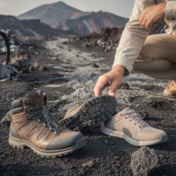 découvrez comment choisir des chaussures de randonnée adaptées aux terrains volcaniques : adhérence, protection, confort et résistance à la chaleur.
