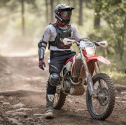 découvrez les équipements de protection indispensables pour pratiquer l’enduro en toute sécurité : casque, protections corporelles, gants et bottes.