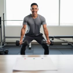 découvrez un programme de fitness simple et équilibré à suivre trois fois par semaine pour progresser, renforcer votre corps et rester motivé.